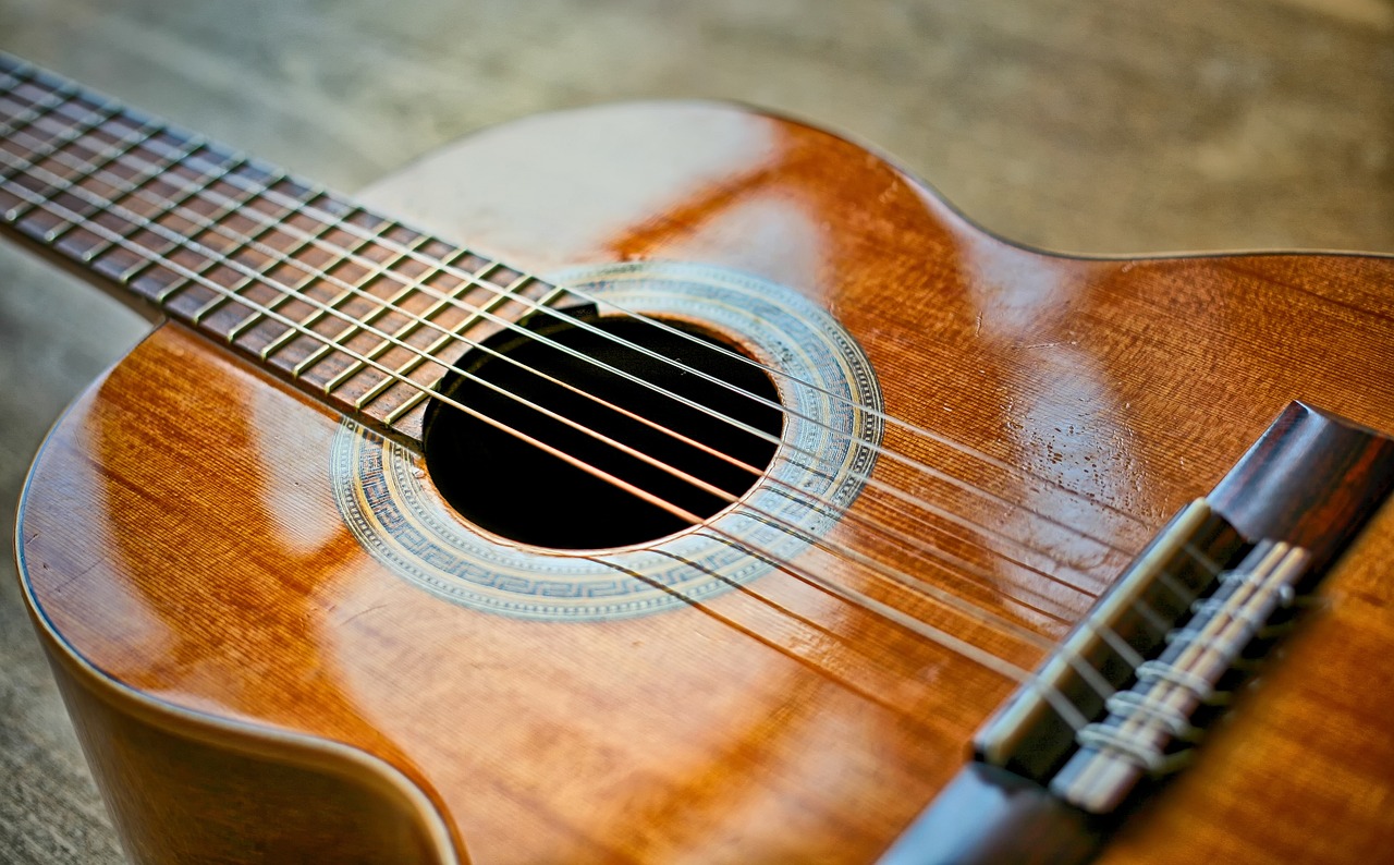 Gitar clasurol pren. Wooden classical guitar.