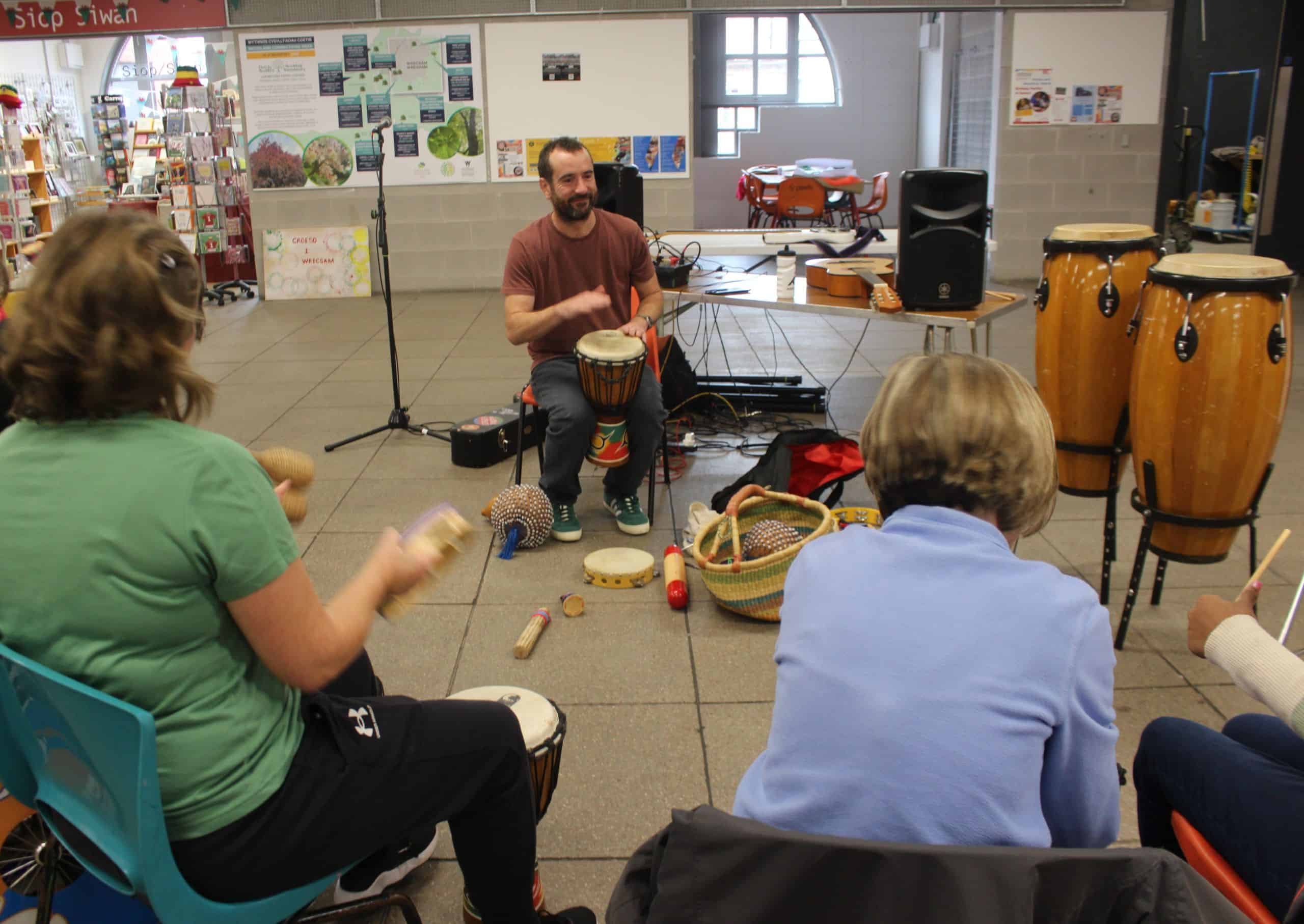 A music session happening in Ty Pawb.
